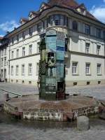 Villingen/Schwarzwald,  moderner Brunnen neben dem Mnster,  Aug.2010