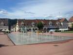 Freudenstadt im Schwarzwald,  1999 wurde auf Deutschlands grtem Marktplatz diese grozgige Wasserflche mit 50 Fontnen in Betrieb genommen,   Aug.2010
