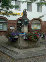 Schramberg im Schwarzwald,  der Rathausbrunnen erinnert an Erhard Junghans, der 1881 die bekannte Uhrenfabrik gegrndet hat,   Aug.2010