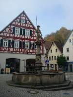 Horb am Neckar, der Platzbrunnen am Unteren Markt von 1482, er zeigt das Standbild von Erzherzog Ferdinand II.von sterreich-Tirol, Okt.2010