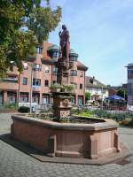 Kuppenheim in Baden, der Untere oder Bernhardusbrunnen von 1562 auf dem neugestalteten Rathausplatz, Aug.2010