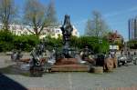 Kaiserslautern, der Kaiserbrunnen von 1987 aus Bronze und Sandstein, stellt symbolisch historische und aktuelle Eigenheiten der Stadt dar, April 2011