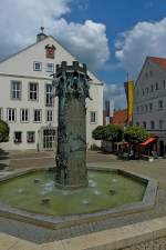 Hechingen an der Schwbischen Alb, der Brunnen auf dem Rathausplatz zeigt im Relif die Stadthistorie, Juli 2011