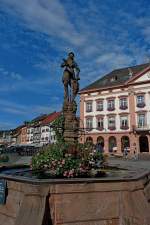 Gengenbach, der Marktbrunnen von 1582, die Privilegienrolle in der Hand des Ritters demonstriert die Freie Reichsstadt, Aug.2011