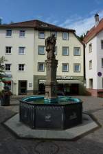 Haigerloch, der Nepomuk-Brunnen  von 1774 steht auf dem Marktplatz, Juli 2011