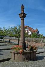 Forbach, Brunnen mit Mariensule vor der St.Johannes-Kirche, Sept.2011