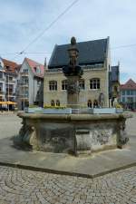 Halberstadt, der Holzmarktbrunnen stammt von 1800, steht auf dem Holzmarkt vor dem Rathaus, Mai 2012 