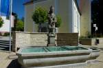 Sthlingen, der Brunnen von 1893 mit der Heiligenfigur steht vor der Pfarrkirche, Aug.2012