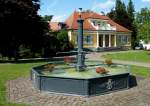 Wolfegg, gueiserner Brunnen auf dem Schloplatz, Aug.2012