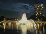 Der groe Springbrunnen am Aachener Europaplatz am Abend des 18.10.2013