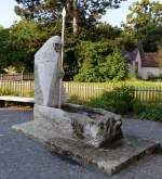 Knigseggwald, der St.Georg-Brunnen am Rathaus, Aug.2013