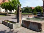 Friesenheim, der historische Stockbrunnen auf dem Rathausplatz, Juli 2013