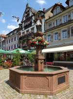 Wolfach, der Stadtbrunnen mit dem Heiligen Nepomuk, 1996 restauriert, Juli 2013