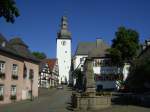 Altstadt von Arnsberg im Sauerland mit Glockenturm und Maximilianbrunnen an einem sonnigen Augusttag 2007.