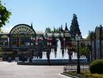 Rust, Haupteingang zum Europapark mit dem Brunnen der Begegnung, Juli 2014