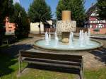 Wyhl am Kaiserstuhl, Brunnen im Ortszentrum, aufgestellt 1976, Juli 2014