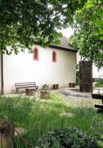 Blick auf den kastanienbltenverregneten Kapellenwinkel mit Brunnen aus dem Jahre 1986 zum 1200 - jhrigen Jubilum von Freiburgs sdlichem Stadtteil St-Georgen.