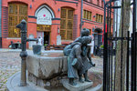 Der Mgdebrunnen in Stralsund mit den geschwtzigen Weibern.