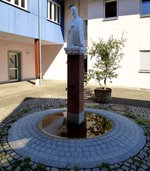 Riegel, Brunnen an der Hauskirche St.Franz Xaver, Aug.2015