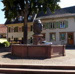 Riegel, Brunnen mit Rmerkopf am Brunnenplatz an der Hauptstrae, Aug.2015 