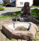 Heimbach, Brunnen mit Fasnachtsfigur am Rathaus, Mai 2017