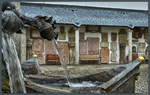 Brunnen und alte Grabplatten auf dem Domhof des Doms St.