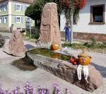 Wittenheim, der Dorfbrunnen von 1999 mit Herbstschmuck, Sept.2020