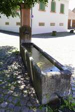 Mundingen, ein Brunnen im Ortszentrum, Juni 2021