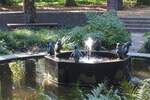 Hamburg Stadtpark am 7.10.2021: der Pinguinbrunnen noch einmal im herbstlichen Sonnenschein bevor es in die „Winterkisten“ geht  /  