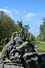 Der Venusbrunnen im Schlosspark von Moritzburg mit Sichtachse zum barocken Jagd- und Lustschloss.
