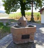 Mnchweier, OT von Ettenheim, der Brunnen an der St.Anna Kapelle, gefertigt 1967 von Franz und Friedrich Billharz, Aug.2022