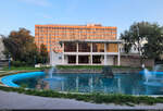 Das noch betriebene Hotel Meridian und ein dazugehriger Brunnen in Mamaia (RO) am Schwarzen Meer.