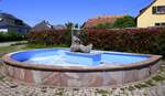 Vogelgrn/Elsa, Brunnen mit Nixe im Ortszentrum, Mai 2025