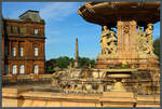 Die Doulton Fountain wurde 1888 errichtet und steht unmittelbar vor dem wenige Jahre spter erbauten People's Palace in Glasgow.