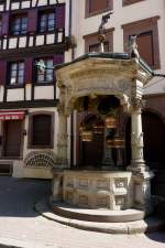 Oberehnheim(Obernai) im Elsa, der Sechseimerbrunnen von 1579 zhlt zu den berhmtesten Brunnen im Elsa, Mai 2011