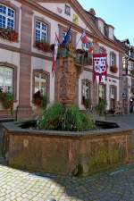 Rappoltsweiler, der Brunnen vor dem Rathaus, Sept.2011