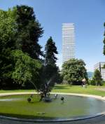 Basel, Blick von der Westseite des Tinguely Museums ber den Paul Sacher-Park, im Hintergrund der 178m hohe Roche Tower, juni 2015