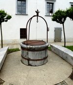 Ljubljana, der Brunnen im Innenhof der Burg von 1588, Juni 2016