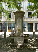Skofja Loka, der 1883 aufgestellte Brunnen auf dem Stadtplatz, Juni 2016