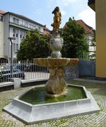 Ljubljana, Brunnen an der National-und Universitätsbibliothek, Juni 2016