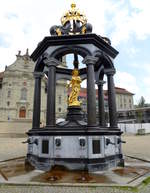 Einsiedeln, der 1747 aufgestellte Frauenbrunnen auf dem Klosterplatz, Mai 2017