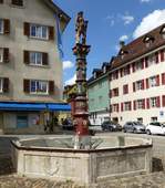 Delsberg, der Brunnen  Wilder Mann  geört zu einer Reihe Figurenbrunnen in der Innenstadt, aufgestellt 1576, Mai 2017