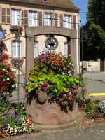Oberhergheim, der Dorfbrunnen vor dem Rathaus, aufgestellt 1783, Aug.2017