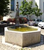 Habsheim, der historische Stockbrunnen, neben der St.Martin-Kirche, Juli 2017