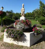 Vogelgrn, blumengeschmckter Brunnen neben dem Rathaus, Aug.2017