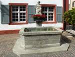 Rheinfelden AG, der Brunnen von 1943 steht vor dem  Goldenen Adler , Mai 2017