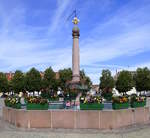 Neubreisach (Neuf Brisach), der Brunnen in der Mitte des Marktplatzes wurde 1726 aufgestellt, Juli 2020