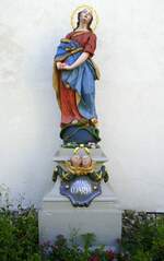 Hecklingen, Marienstatue (Immaculata) an der Nordseite der St.Andreas-Kirche, Juli 2022