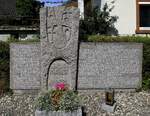 Hecklingen, Denkmal fr die Gefallenen der beiden Weltkriege, neben der Kirche St.Andreas, Juli 2022
