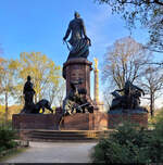 Bismarck-Nationaldenkmal und Siegessule am Groen Stern im Berliner Tiergarten.